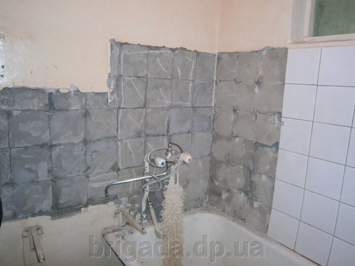 Демонтаж кафеля в ванной комнате Демонтаж кафеля в ванной комнате