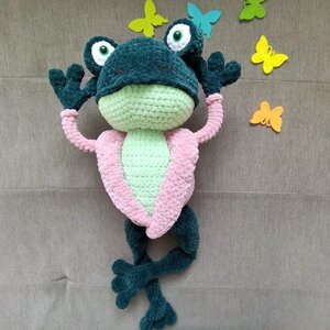 Іграшка жаба жабка в жикеті зелена вязана гачком