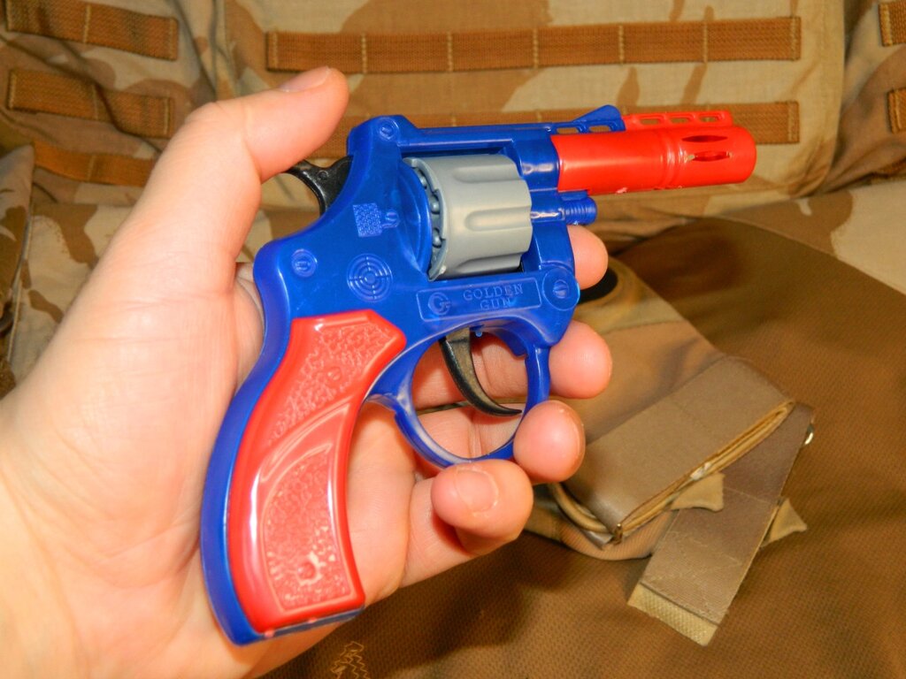 Револьвер із насадкою "Golden Gun" на пістонах іграшка від компанії Магазин "Голіаф" - фото 1