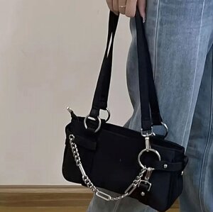 Стильна чорна сумочка з ланцюжком у стилі у2к