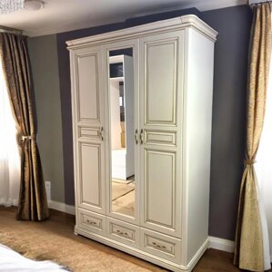 Біла шафа розпашна 3 дверна Вікторія з дзеркалом