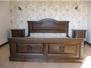 Дубове ліжко Преміум з різьбленням на узніжжі