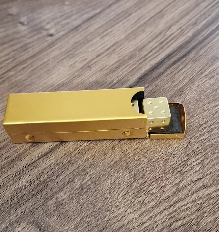Сувенірні гральні кості в прямокутній коробці золотисті №2165 від компанії 1000 дрібниць - фото 1