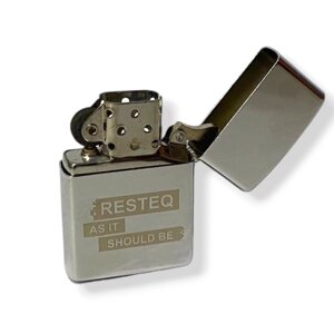 Класична бензинова металева запальничка типу Зіппо із написом "RESTEQ AS IT SHOULD BE"Багаторазова запальничка
