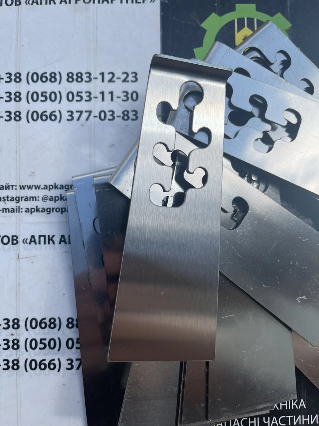 Заслонка (задвижка) тукова СЗГ 00.4066 дубовий листок НЕРАЖАВІЙКА від компанії ТОВ "АПК АГРОПАРТНЕР" - фото 1