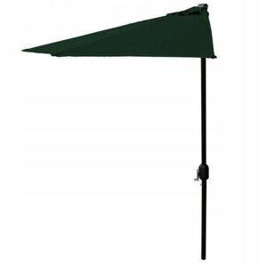 Садовий парасольку на зеленій терасі Польща