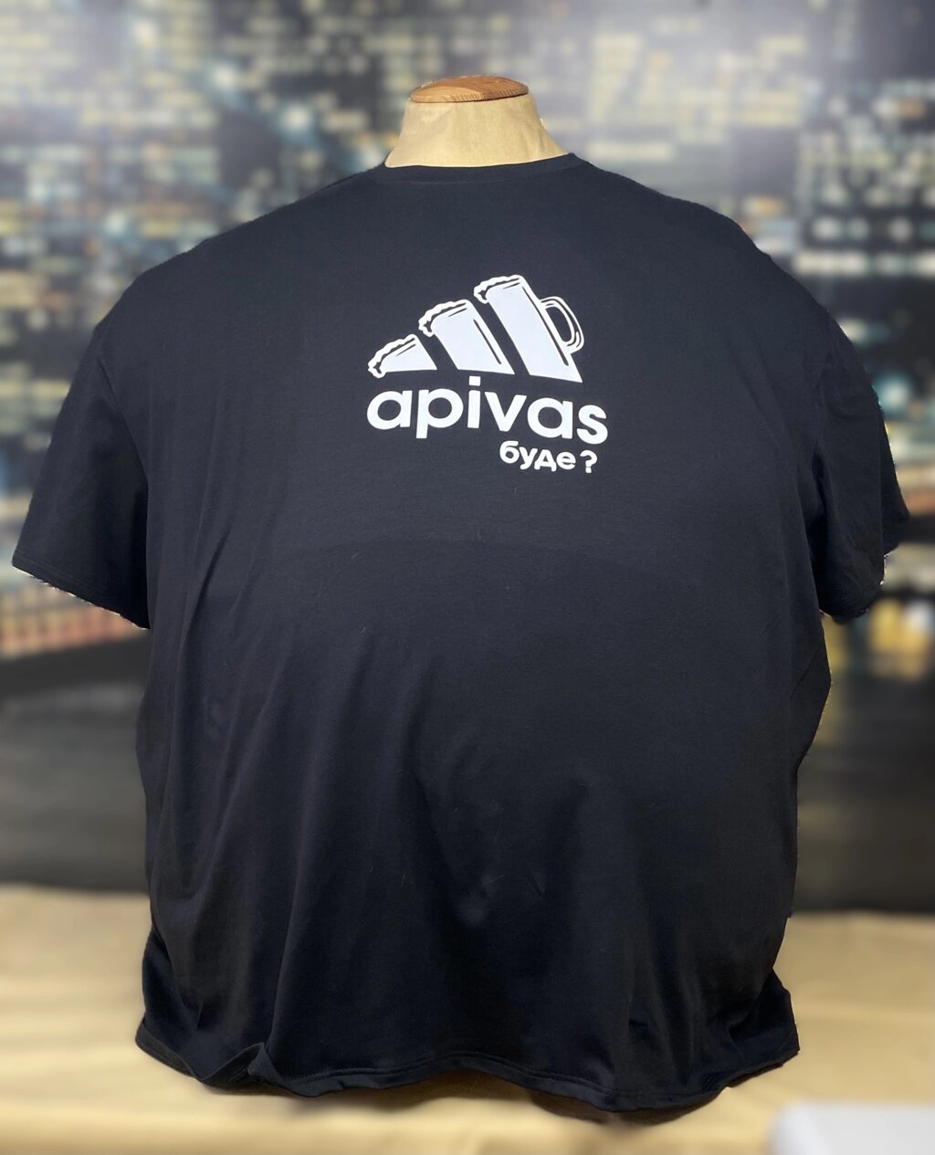 Чорна футболка великого розміру з принтом "apivas — буде?" від компанії Чоловічий одяг великих розмірів - фото 1