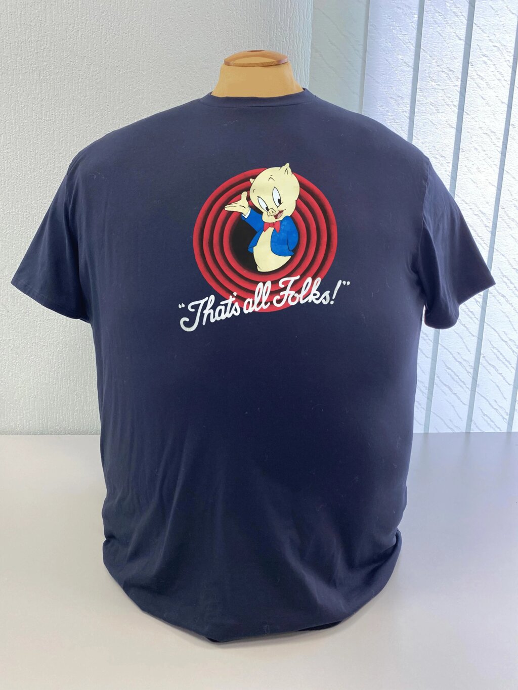 Футболка великого розміру з яскравим принтом "That's all folks" для чоловіків. від компанії Sweik - фото 1