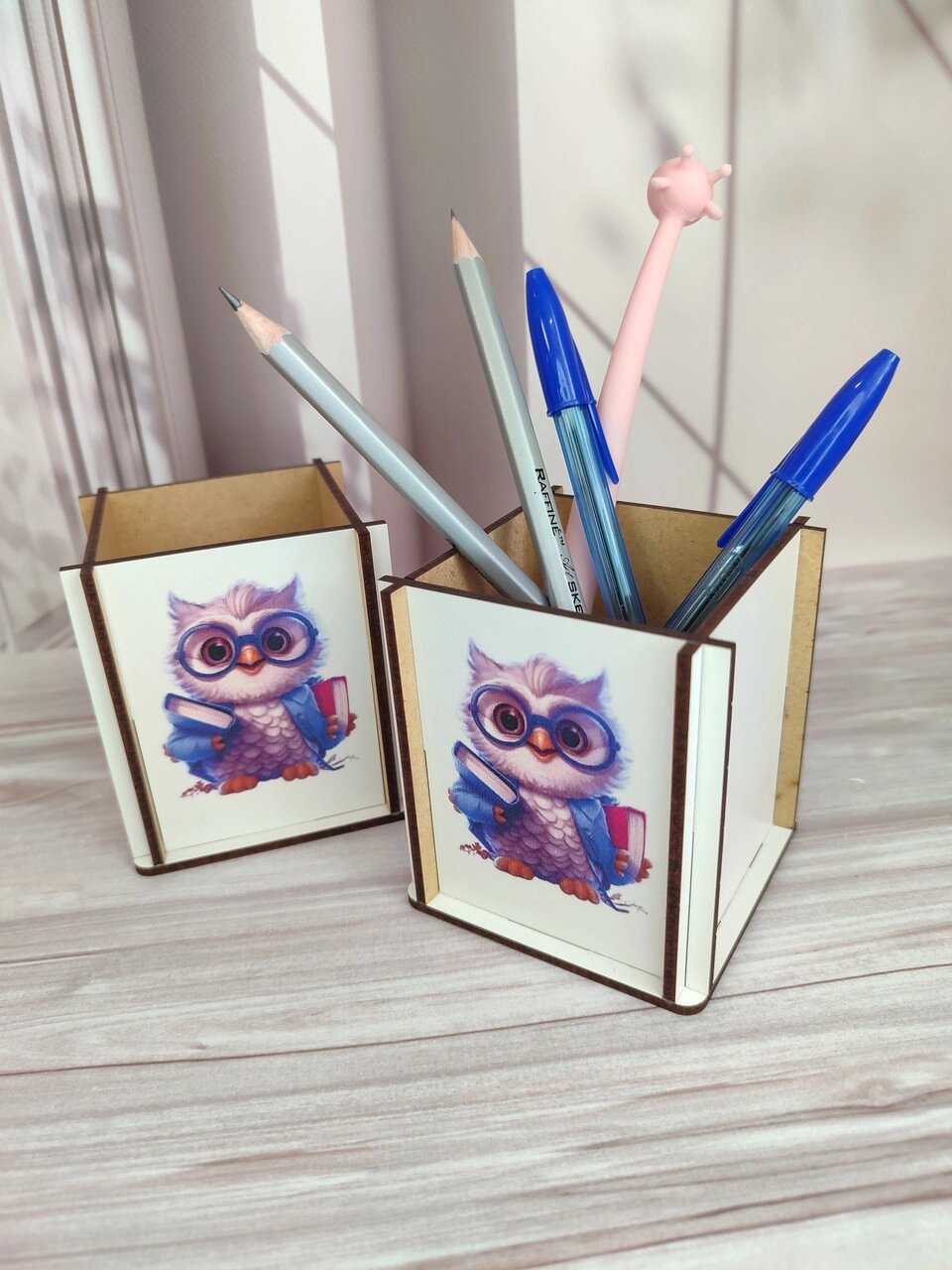 Дитяча підставка для ручок і олівців, іменний органайзер для канцелярії, подарунок школяру від компанії Інтернет-магазин "Cherry-Craft" - виробництво сувенірів із дерева - фото 1