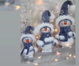 Інтер'єрна фігурка новорічна Сніговик в сірому КАЛПАКЕ 32 см