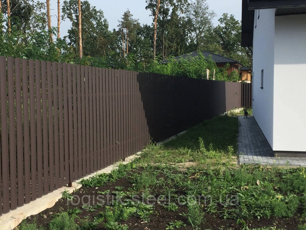 Євроштакетник металевий двосторонній Україна, висота 1,2 м ширина 130 мм, темно-коричневий RAL 8019 від компанії Логістик Сталь - фото 1