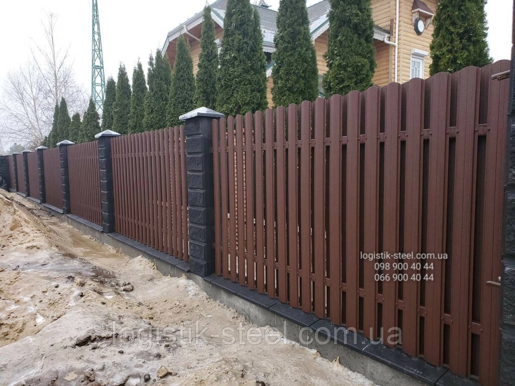 Євроштакетник металевий двосторонній Україна, висота 1,8 м ширина 115 мм товщина 0,45 мм, коричневий RAL 8017 матовий від компанії Логістик Сталь - фото 1