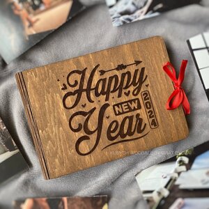 Дерев'яний альбом для фото з написом "Happy New Year 2024"новорічний подарунок на Новий рік Деревʼяного Дракона