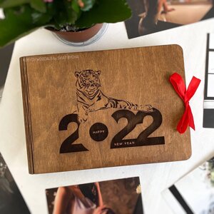 Дерев'яний фотоальбом на Новий рік тигра 2022 - подарунок для близьких | альбом для фото 10*15 Код/Артикул 182