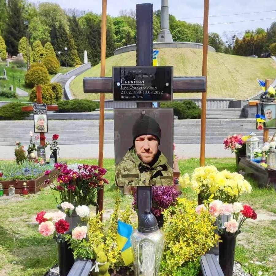 Тимчасове фото у склі на могильний хрест військовому з отворами/кріпленнями, 30х40 см, товщина 6 мм від компанії Аквамарин - фото 1