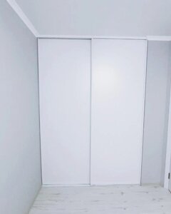 Двері купе білі для вбудованих шаф