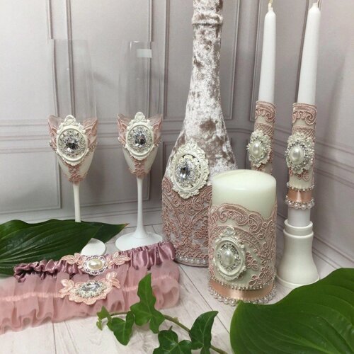 Весільні келихи, свічки, шампанське, скарбниця, підв'язка нареченої