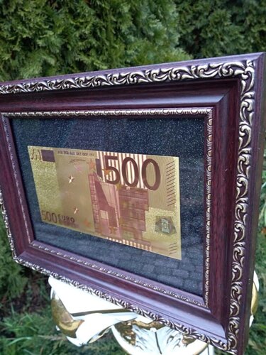 Золота купюра в рамке. 500 євро. Україна