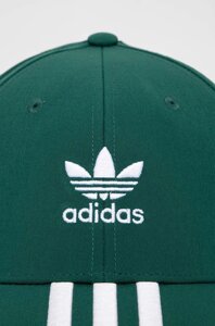 Кепка adidas Originals колір зелений з аплікацією IS1627