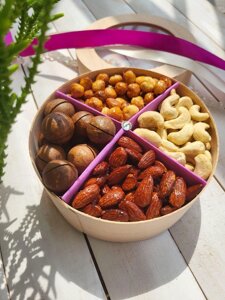 Коробка подарункова з надхрумкими горіхами, набір "Каміла" з карамелізованими горіхами, 440 грамів