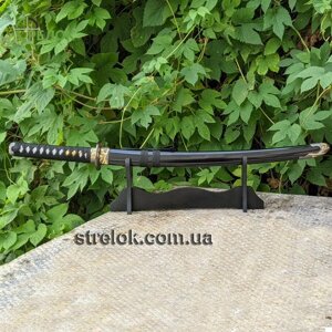 Короткий японський меч Ваоксидзасі на підставці