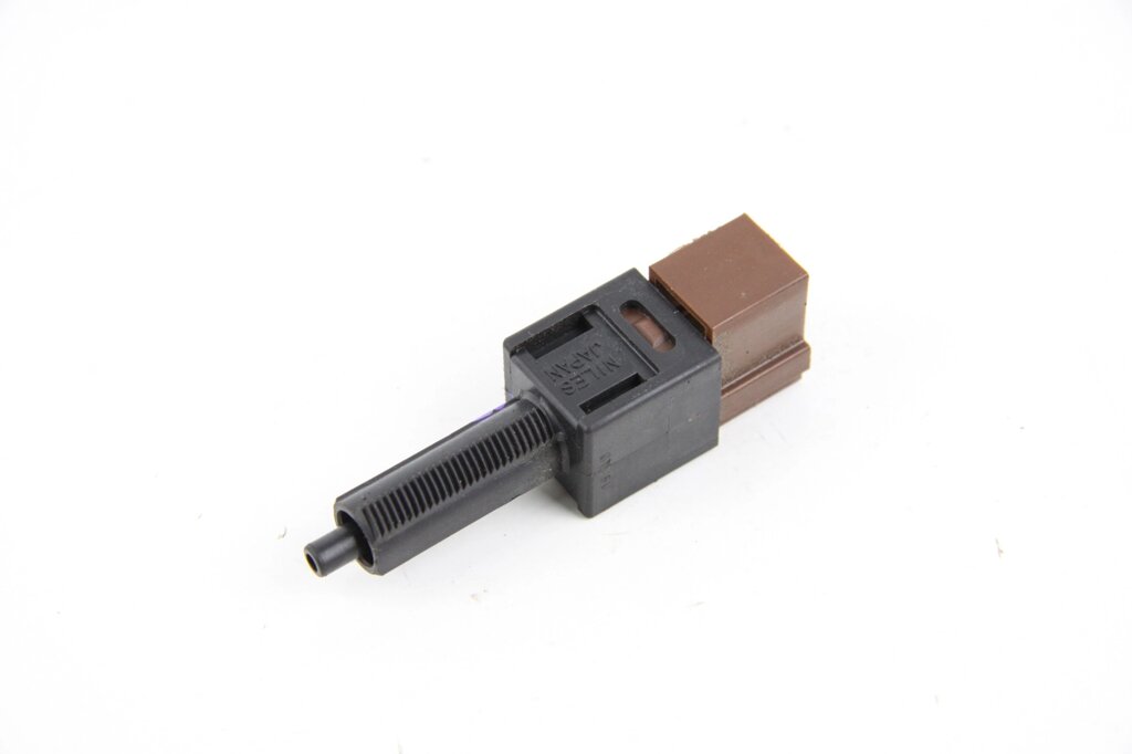 Датчик педалі гальма 2 pin Nissan Rogue S 2007-2015 25300AT300 (46939) від компанії Автозапчастини б/в для японських автомобілів - вибирайте Razborka6062 - фото 1