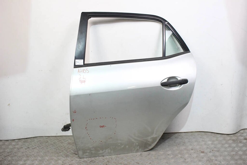 Двері задня ліва дефект Toyota Auris 2006-2012 6700402260 (81358) від компанії Автозапчастини б/в для японських автомобілів - вибирайте Razborka6062 - фото 1
