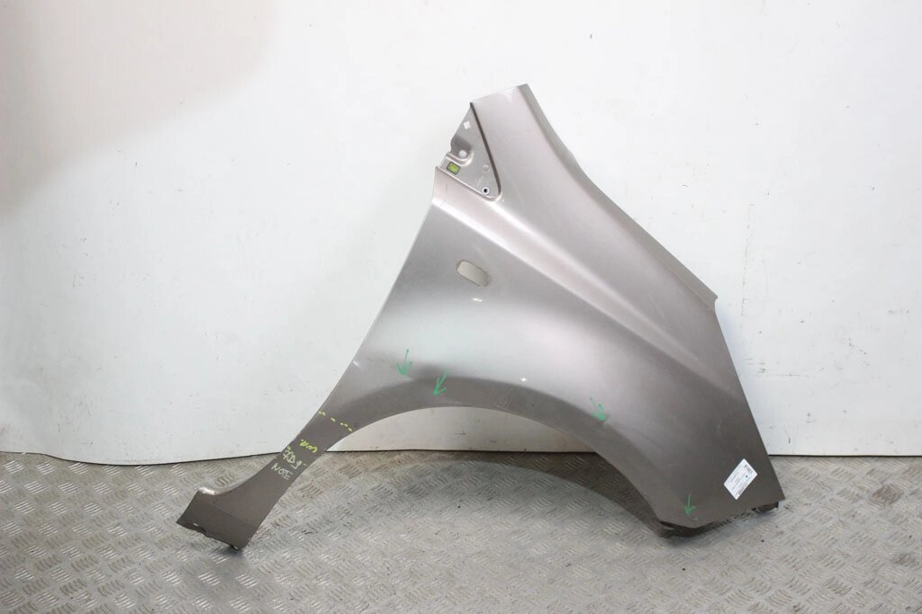 Крило переднє праве дефект Nissan Note (E11) 2006-2013 F31009U0M0 (81451) від компанії Автозапчастини б/в для японських автомобілів - вибирайте Razborka6062 - фото 1