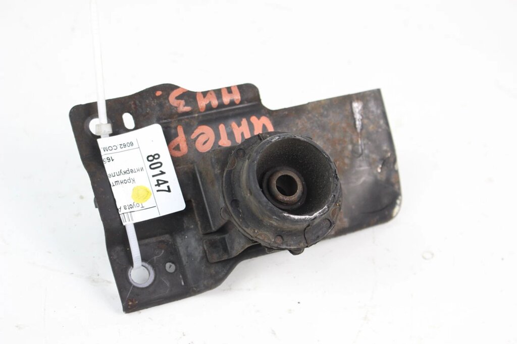 Кронштейн радіатора інтеркулера нижній 1.4 TDI Toyota Auris 2006-2012 165060N010 (80147) від компанії Автозапчастини б/в для японських автомобілів - вибирайте Razborka6062 - фото 1