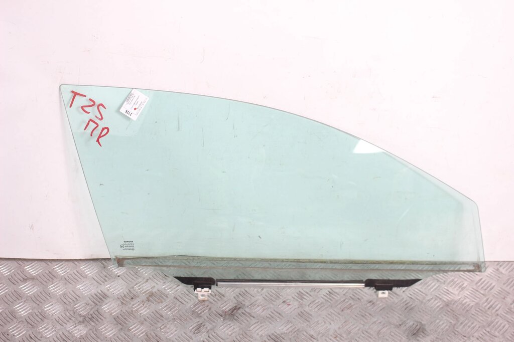 Скло двері переднє праве Toyota Avensis T25 (T250) 2003-2009 6810105030 (2126) від компанії Автозапчастини б/в для японських автомобілів - вибирайте Razborka6062 - фото 1