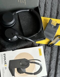 Навушники jabra evolve2 55 (25599-989-889) з підставкою та мікрофоном.