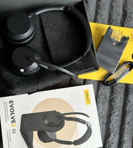 Навушники jabra evolve2 55 (25599-989-889) з підставкою та мікрофоном.