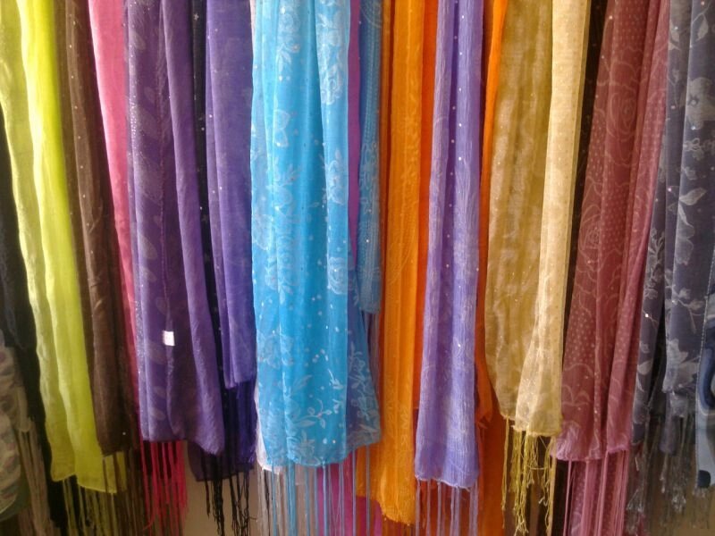 Шарфи оптом, шарфики жіночі з китицями яскраві кольорові від компанії Інтернет-магазин «Світ подарунків» - фото 1