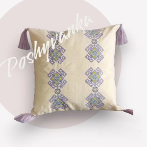 Декоративна подушка з ексклюзивною вишивкою та помпонами