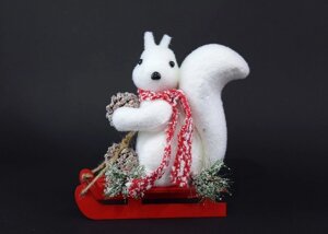 Новорічний декор біла білочка на червоних санках