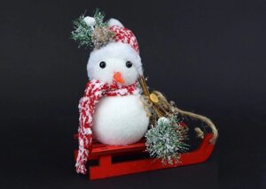 Прикраса сніговик на червоних санках підвісний