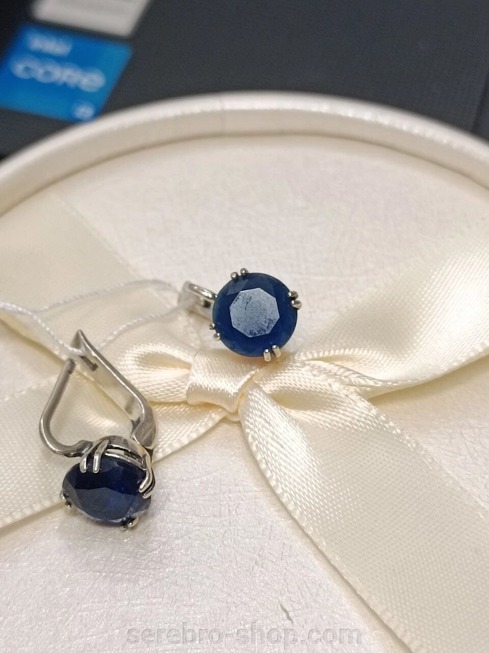 Срібні сережки класика з сапфіром ім. від компанії Serebro-shop - фото 1