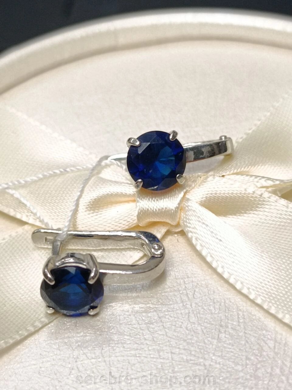 Срібні сережки класика з сапфіром ім. від компанії Serebro-shop - фото 1