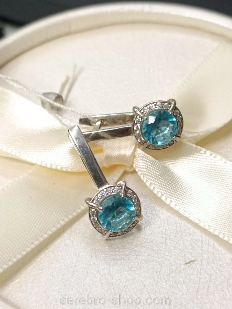 Срібні сережки класика з топазом ім. від компанії Serebro-shop - фото 1