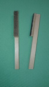 Щітка для чищення металу вузька, з квадратною довгою ручкою