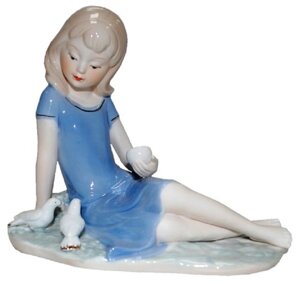 Статуетка дівчинка з голубами з порцеляни 200х165х120 мм