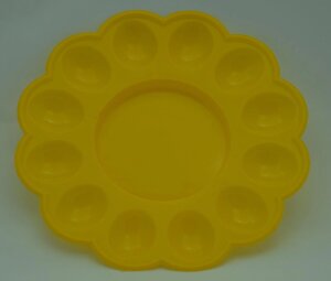 Великодня пластмасова фігурна тарілка-підставка на 12 яєць і святковий кулиц Ø24 см (жовтий колір) в Хмельницькій області от компании ООО "Магия Пласт"