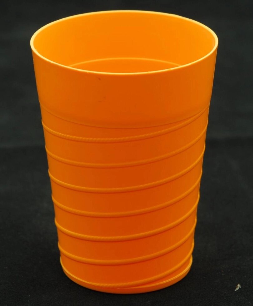 Пластикова склянка 300 мл із вилитим візерунком із зовнішнього боку (жовтогарячий колір) від компанії ТОВ "Магія Пласт" - фото 1