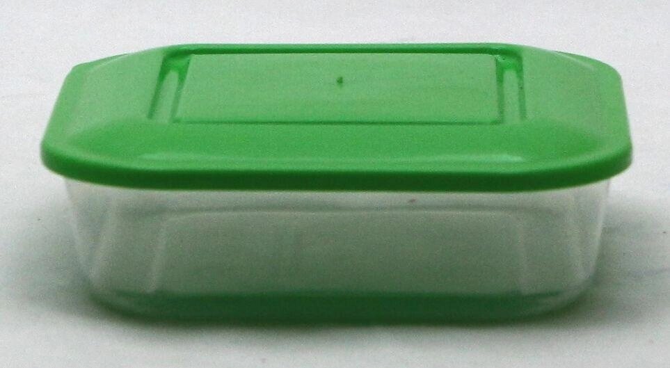 Пластиковий квадратний контейнер-лоток 0.6 л з жорсткою кришкою (різні кольори кришки) від компанії ТОВ "Магія Пласт" - фото 1