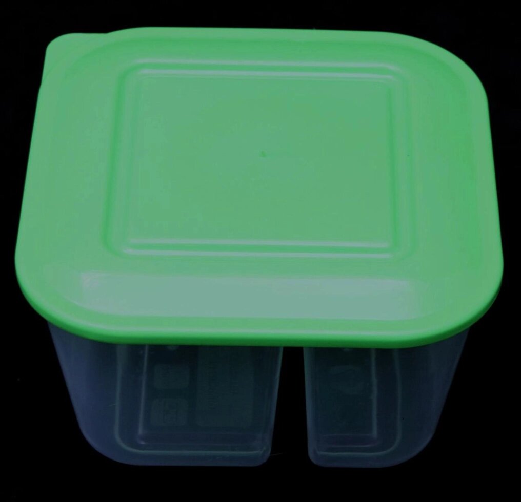 Пластиковий квадратний контейнер-лоток 0.8 л на дві секції з жорсткою кришкою (різні кольори кришки) від компанії ТОВ "Магія Пласт" - фото 1