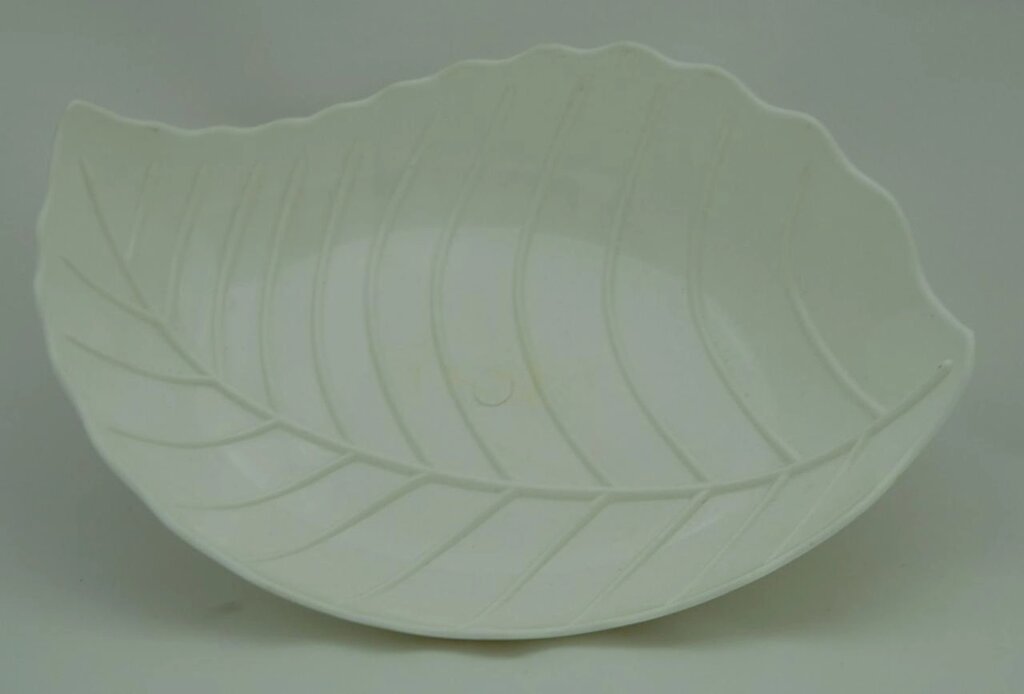 Пластмасова фігурна тарілка "Листочок" 24 см х 17 см (білий колір) від компанії ТОВ "Магія Пласт" - фото 1