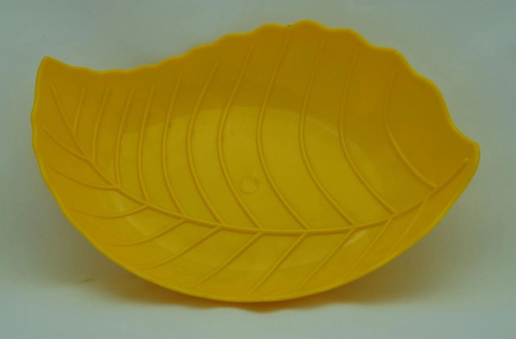 Пластмасова фігурна тарілка "Листочок" 24 см х 17 см (жовтий колір) від компанії ТОВ "Магія Пласт" - фото 1