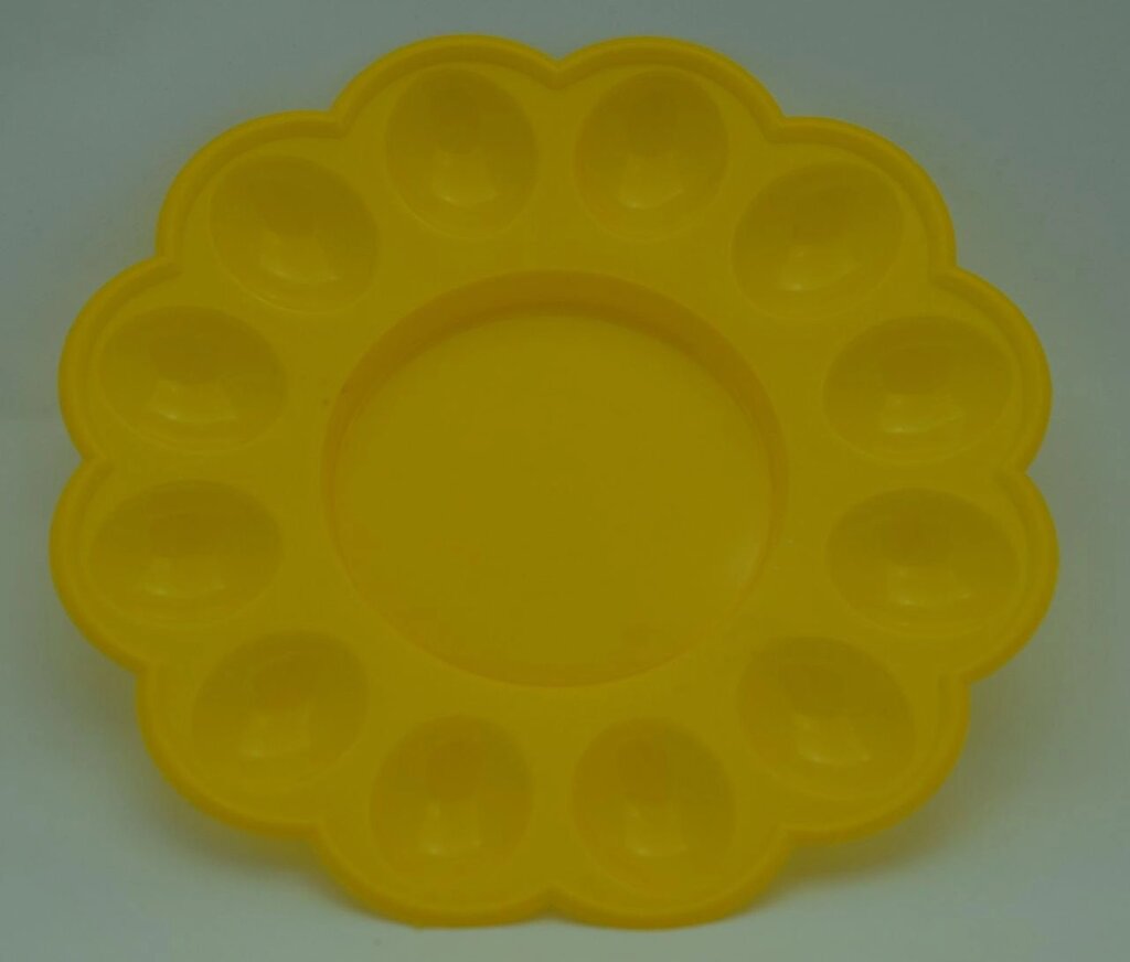 Великодня пластмасова фігурна тарілка-підставка на 12 яєць і святковий кулиц Ø24 см (жовтий колір) від компанії ТОВ "Магія Пласт" - фото 1