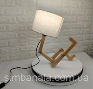 Настільна лампа з абажуром у вигляді чоловічка, корпус деревʼяний
