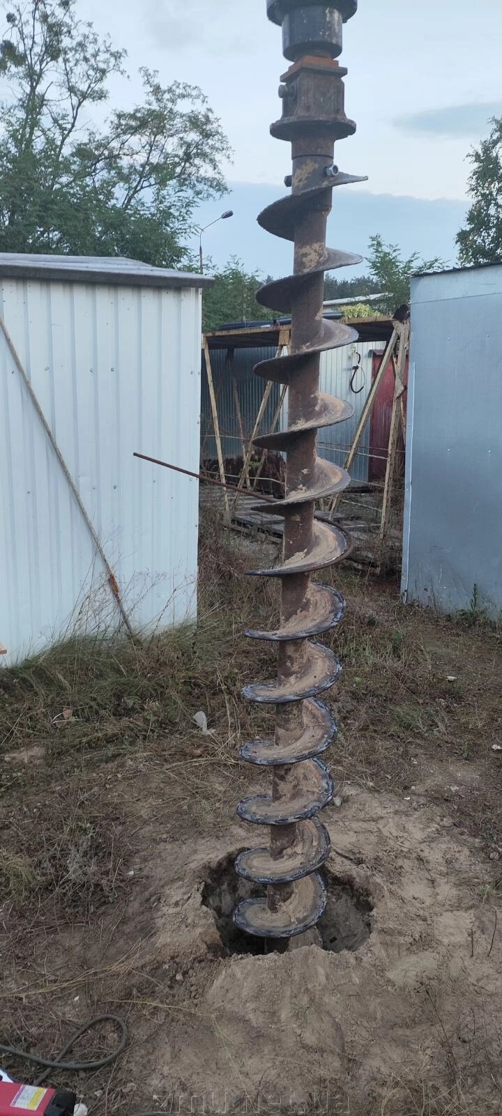 Буріння отворів, свердловин, лунок, ям в грунті від компанії ПОСЛУГИ З БУРІННЯ ТА УЛАШТУВАННЯ ФУНДАМЕНТІВ - фото 1